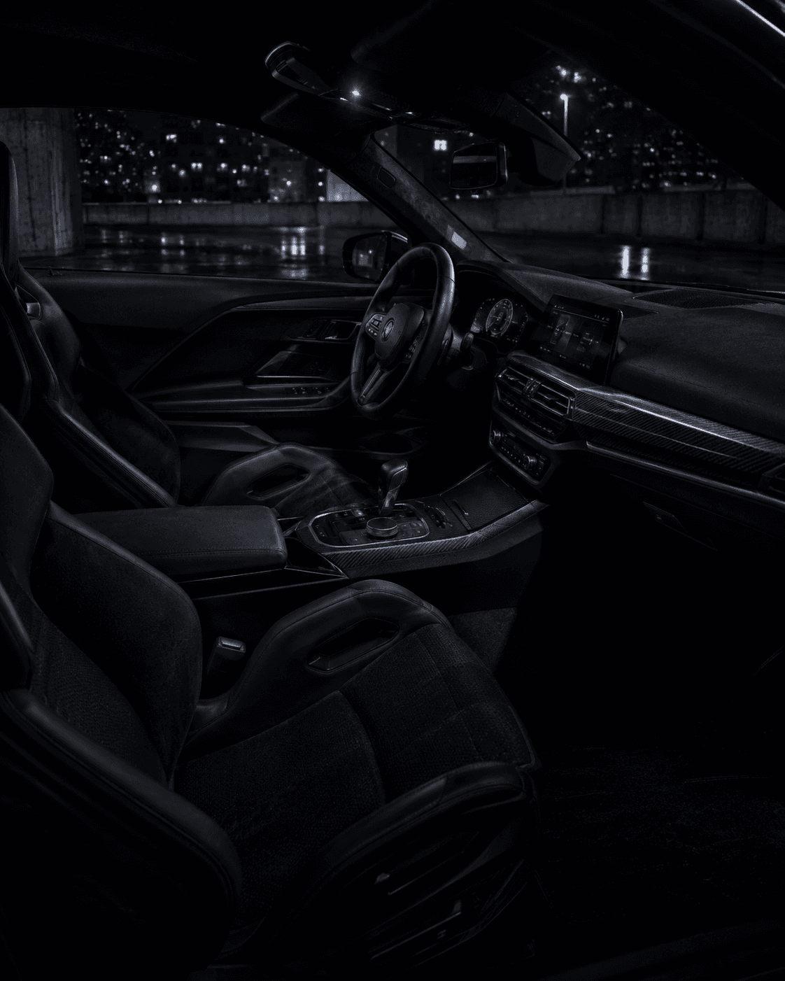 Cockpit-Innenraum bei Nacht mit Ambientebeleuchtung auf Material und Bedienelementen.