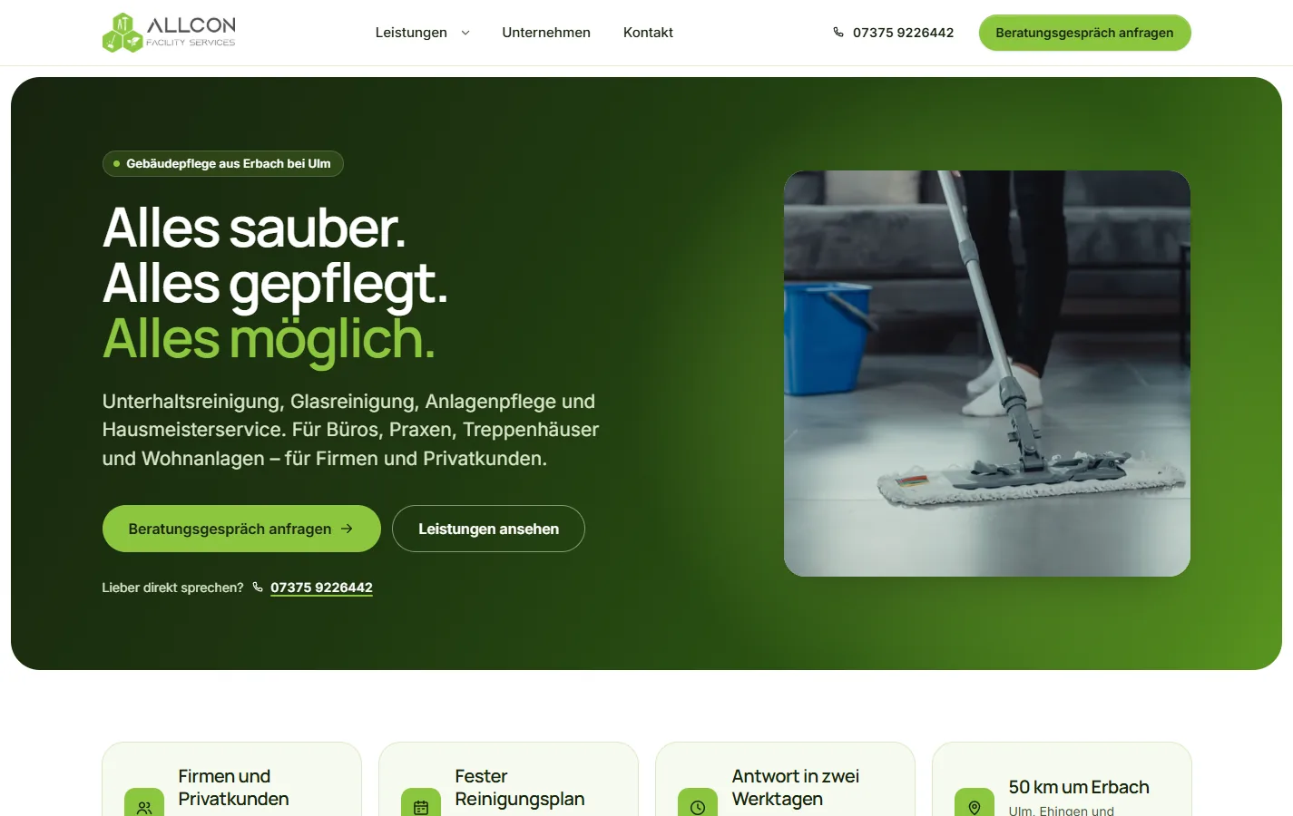 Startseite am Desktop: „Alles sauber. Alles gepflegt. Alles möglich.“ auf dunkelgrünem Grund, rechts ein Wischmopp auf hellem Boden.