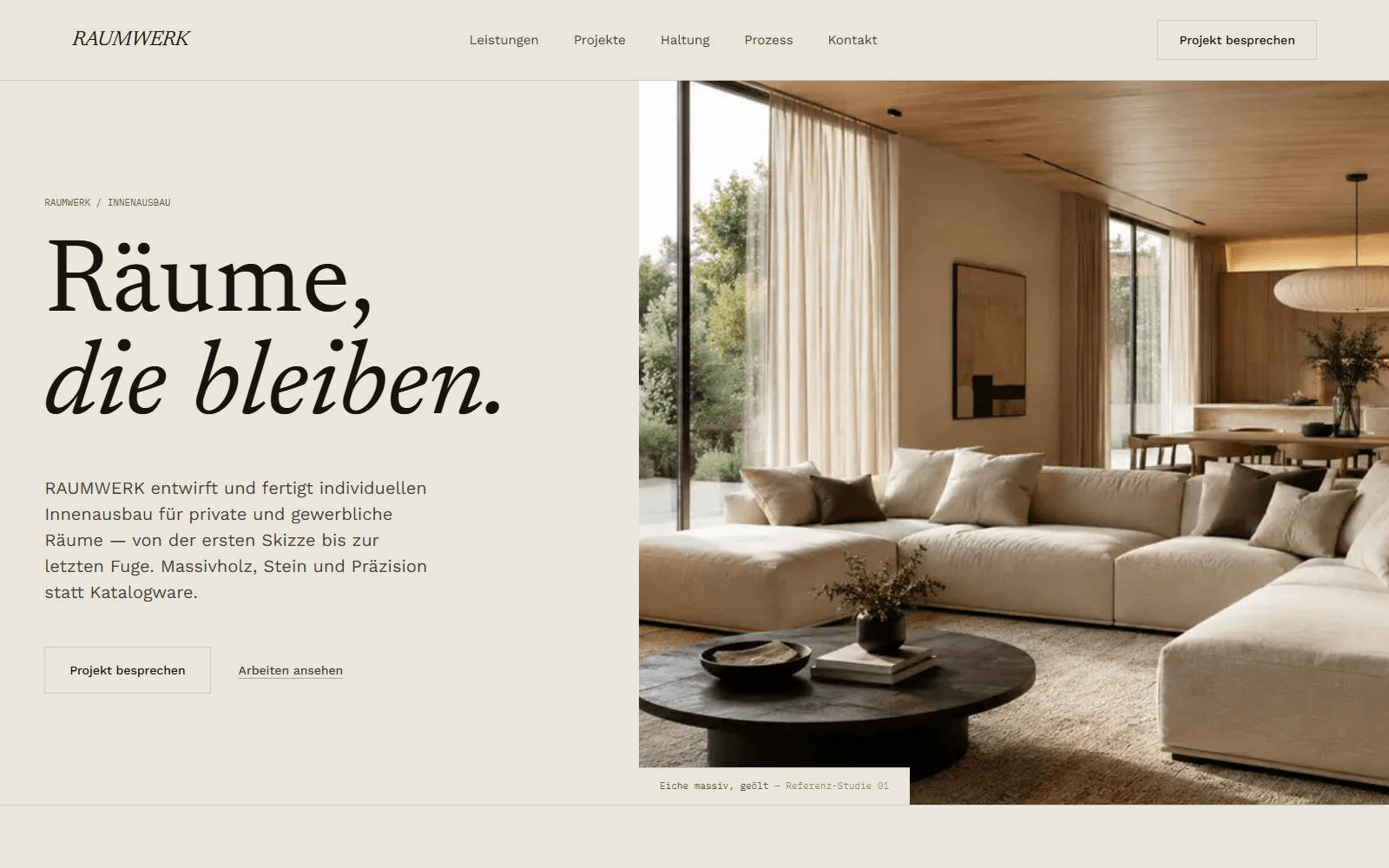 RAUMWERK Startseite: Hero mit Wohnraum-Fotografie, Eiche-Deckenverkleidung und der Zeile „Räume, die bleiben.“