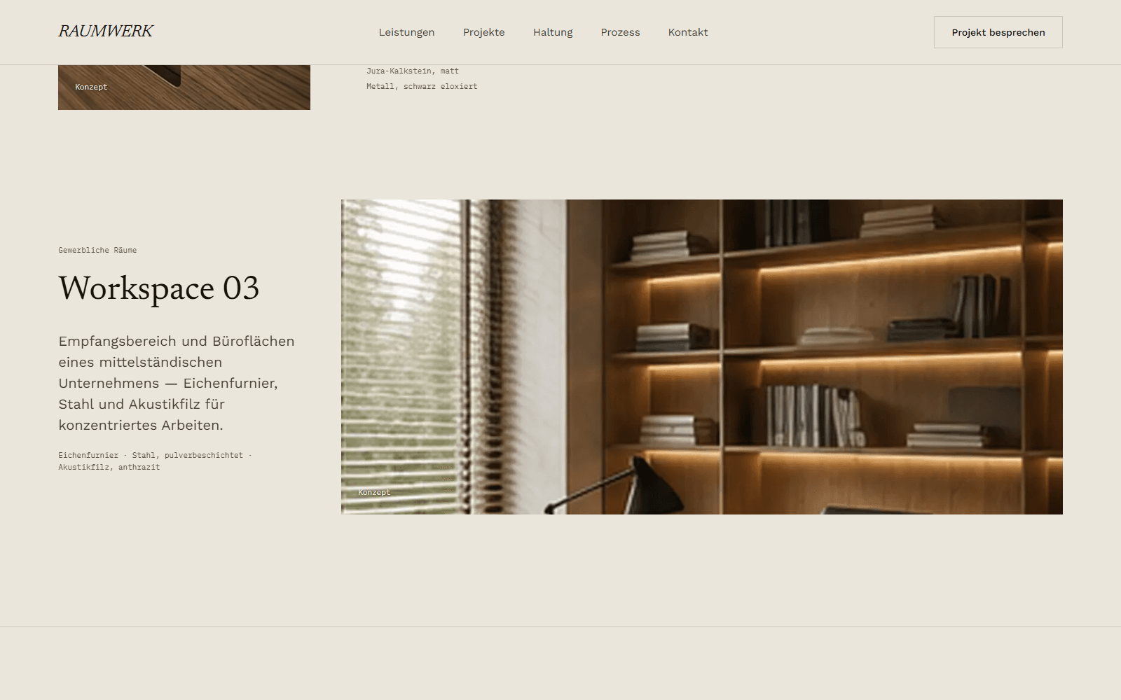 RAUMWERK Projektseite Workspace 03: eingebautes Bücherregal mit indirekter Beleuchtung und Schreibtischleuchte.