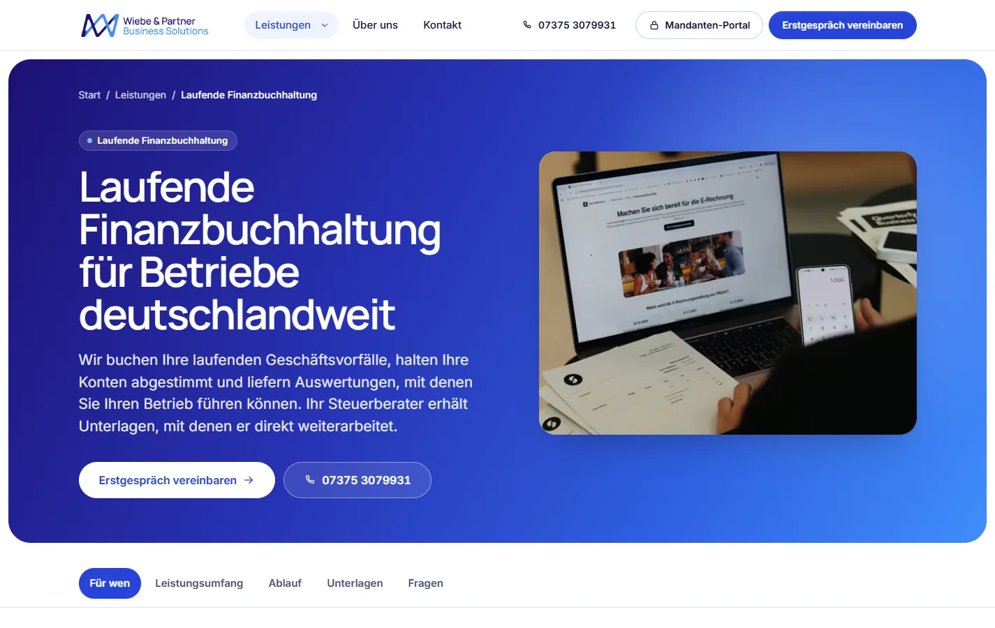 Website von Wiebe & Partner, Seite „Laufende Finanzbuchhaltung“ am Desktop: Überschrift auf blauem Verlauf, daneben ein Laptop mit Belegen.