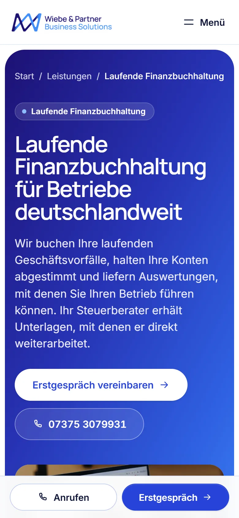 Dieselbe Seite auf dem Smartphone, mit fester Leiste „Anrufen“ und „Erstgespräch“ am unteren Rand.